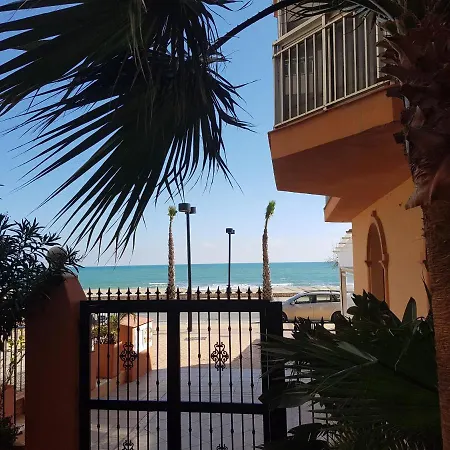 Luxury Beachfront With Pool דירה פואנגירולה
