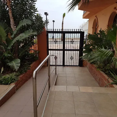 דירה Luxury Beachfront With Pool