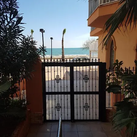Luxury Beachfront With Pool דירה *