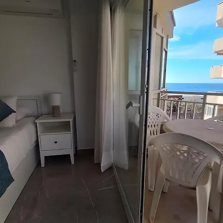 Luxury Beachfront With Pool דירה